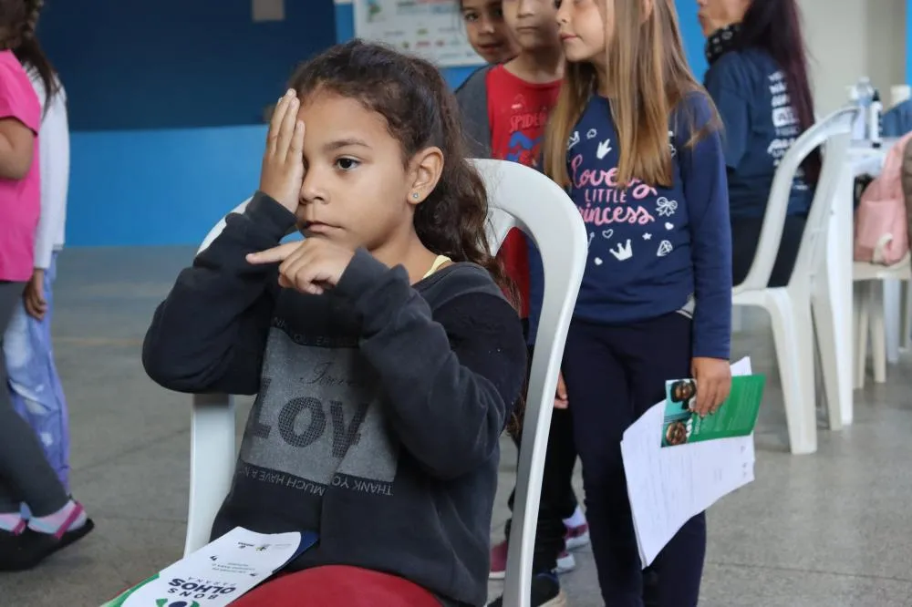 A ação aconteceu no Clube Atlético Santanense e teve como principal objetivo identificar problemas de visão que podem atrapalhar o aprendizado e o dia a dia dos alunos. Foto: Divulgação/Prefeitura de Santana do Itararé