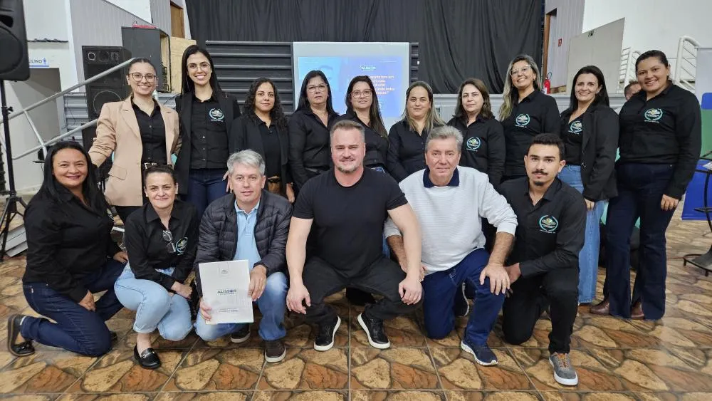 Deputado estadual Alisson Wandscheer após palestra sobre o autismo ao lado do prefeito Polaco e do vice Rick, e de outros profissionais que estiveram presentes. Foto: Divulgação