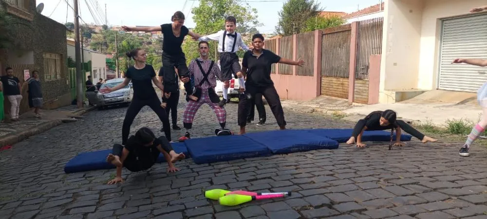 Apresentação de um dos grupos da Escola de Circo Siqueirense. Foto: Divulgação