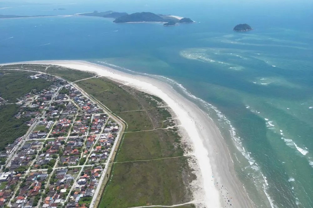 A Praia de Pontal do Sul, em Pontal do Paraná, foi destaque no ranking das 200 melhores praias das Américas e da Península Ibérica, elaborado pelo CIF Playas. Foto: Cesar Albacete/Prefeitura de Pontal do Paraná