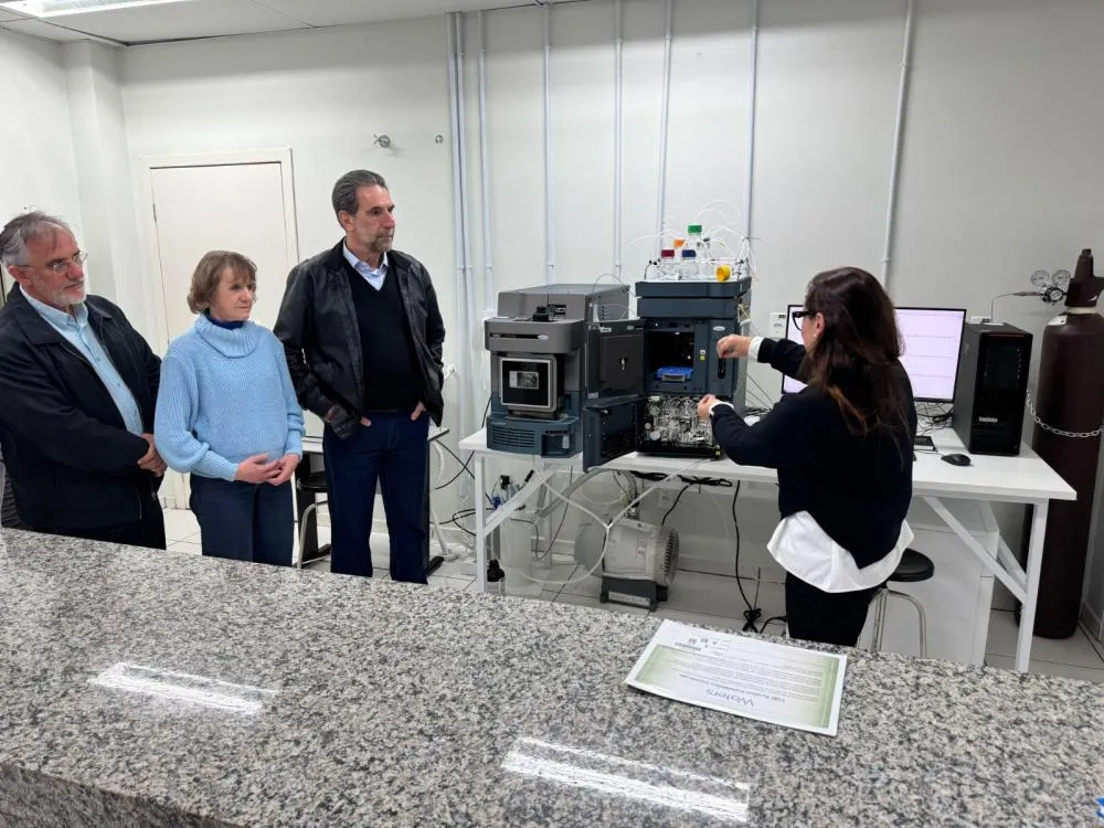 O diretor-geral brasileiro da Itaipu Binacional, Enio Verri, participou, na sexta-feira (13), da entrega oficial de equipamentos de laboratório na, em Francisco Beltrão. Foto: Divulgação/Itaipu Binacional