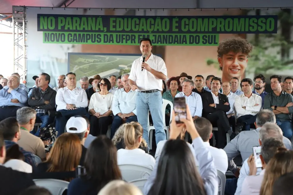 O governador Carlos Massa Ratinho Junior e o reitor Marcos Sunye assinaram nesta quarta-feira (18) a ordem de serviço. Foto: Ari Dias/AEN
