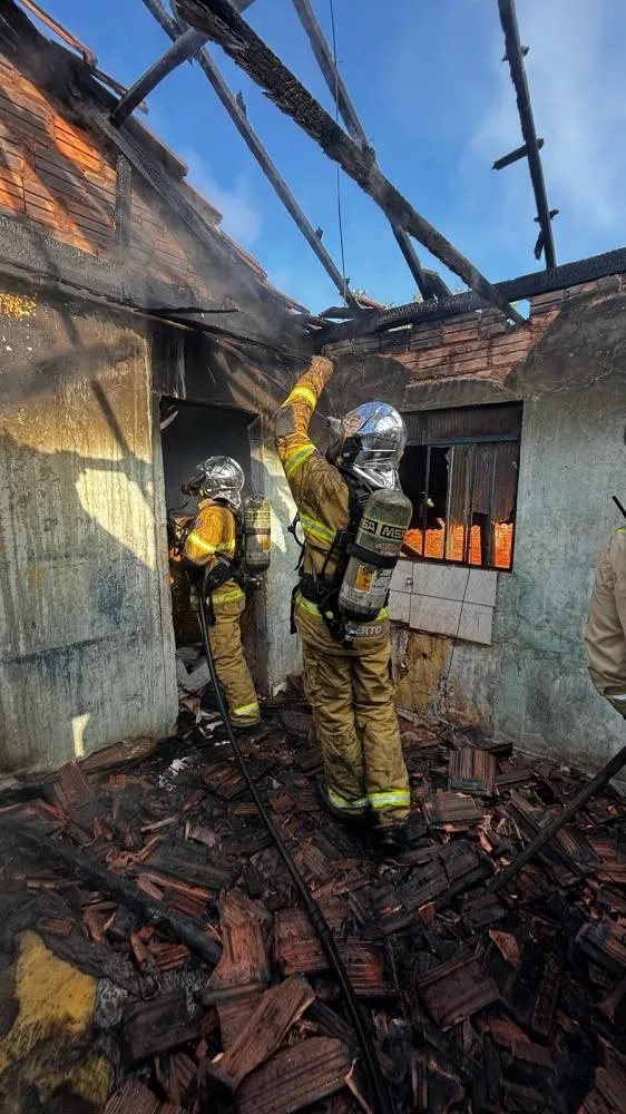 Incêndio foi registrado no Aparecidinho 3, em Santo Antônio da Platina. Foto: Corpo de Bombeiros