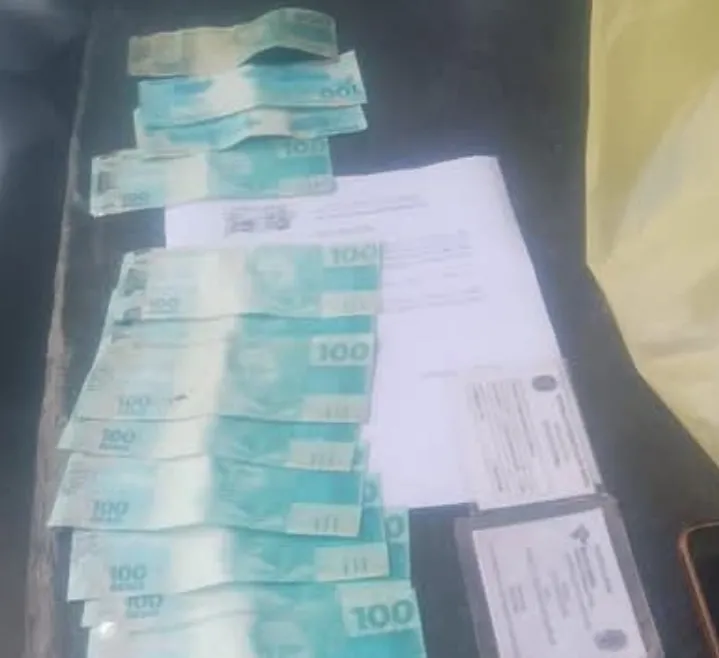 Além da nota falsa entregue como pagamento, a Polícia Militar encontrou mais de R$ 1.500,00 em notas falsas na casa do suspeito. Foto: PMPR