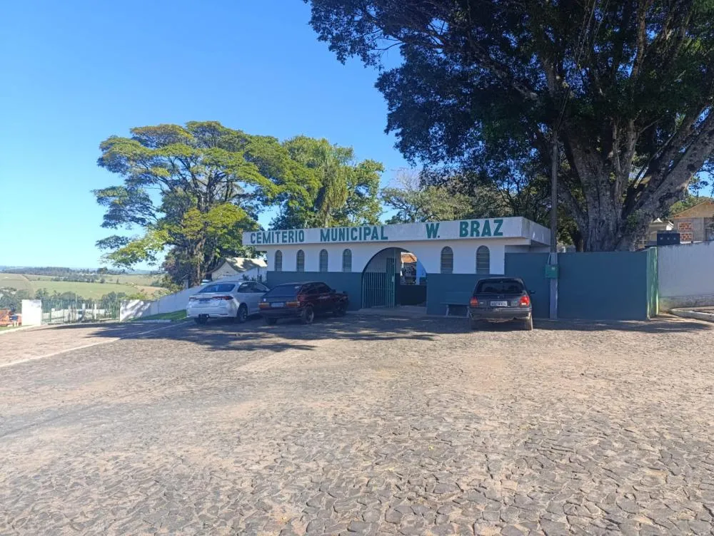  De acordo com informações apuradas com exclusividade pela reportagem da Folha, o corpo de uma idosa de 70 anos pode ter sido alvo de um possível abuso sexual após a violação de seu túmulo no Cemitério Municipal. Foto: Davi Martins/Folha Extra