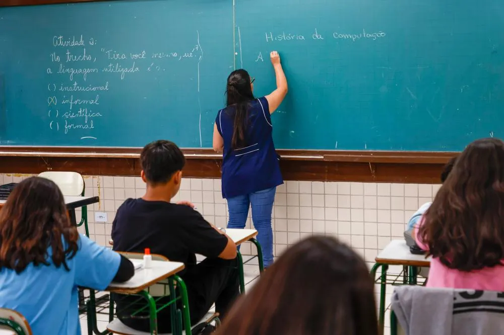 A medida beneficia 68 mil professores ativos e 40 mil inativos, que também terão os vencimentos reajustados. Foto: Hedeson Alves/Tecpar