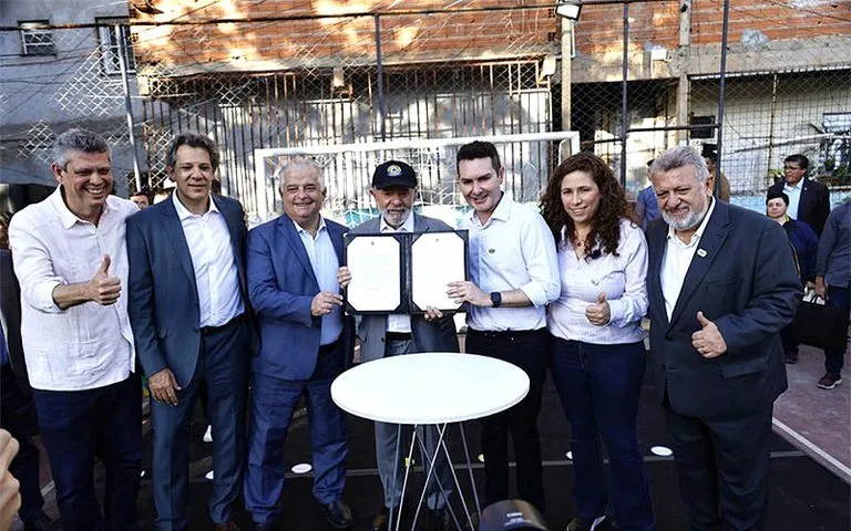Presidente Lula e ministra Esther Dweck participam de cerimônia junto com diversos ministros. Foto: Agência Gov
