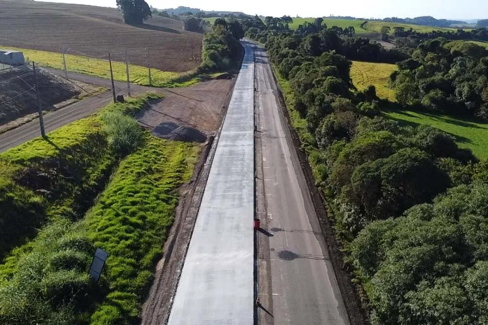 O Paraná atingiu 500 km de rodovias em concreto em 2025, com R$ 3,1 bilhões investidos em 18 trechos pelo estado. Foto: DER-PR