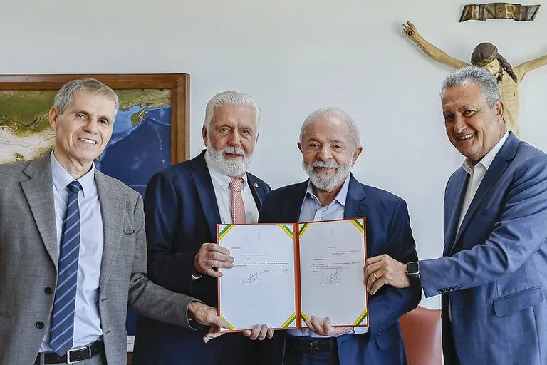 Presidente com a assinatura do projeto em mãos. Foto: Agência Gov