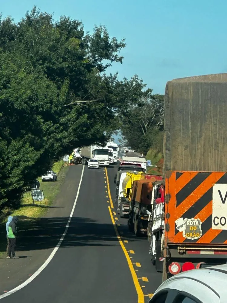 Trânsito está completamente paralisado em ambos os sentidos da rodovia. Foto: Folha Extra