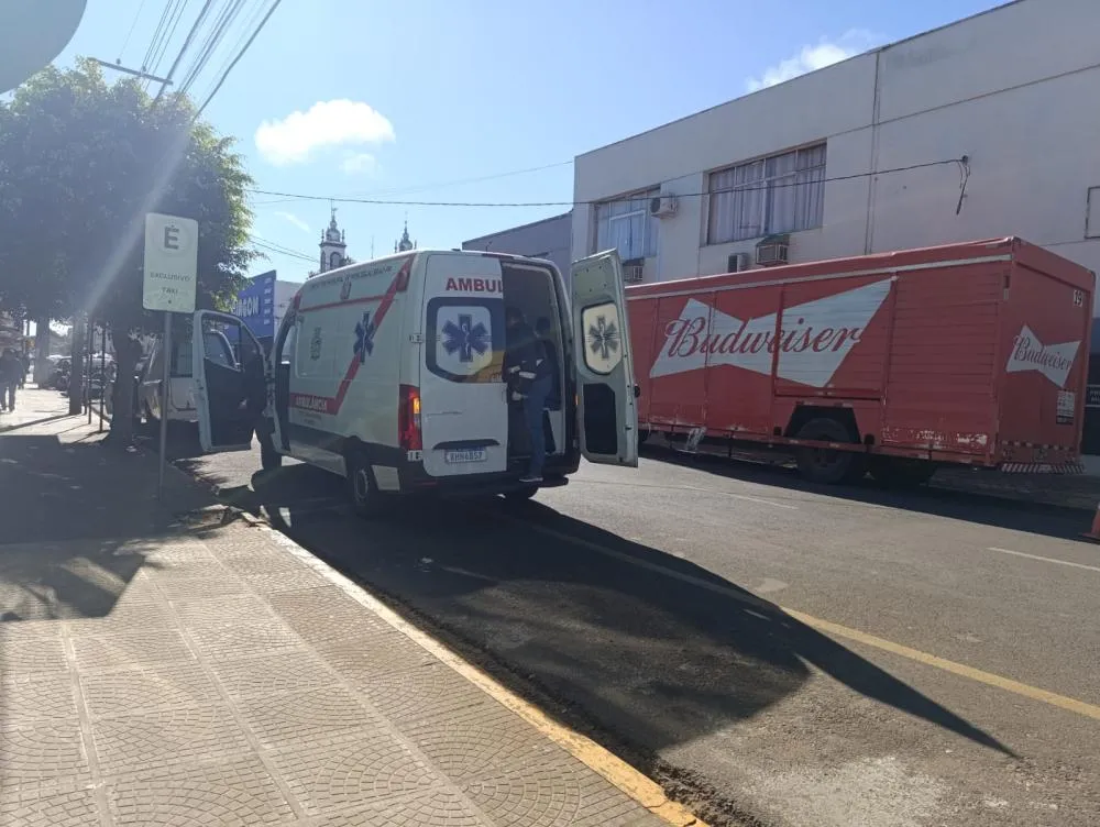 Motociclista foi socorrido e encaminhado ao Hospital de Caridade São Sebastião. Foto: Davi Martins/Folha Extra