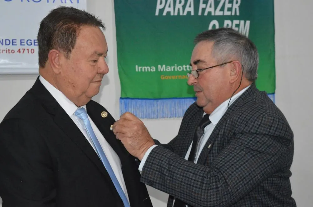 Alceu Oliveira de Almeida recebendo o pin da presidência do ex-presidente José Gentil Gomes. Foto: Folha Extra