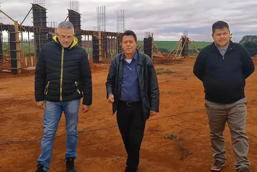 Prefeito Calé Vidal visitando a obra da construção do Ginásio Esportivo. Foto: Divulgação