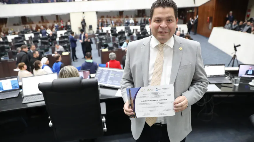 A Moção de Reconhecimento foi entregue do deputado Gugu Bueno (PSD) durante a III Missão CR Connection. Foto: Valdir Amaral/Alep