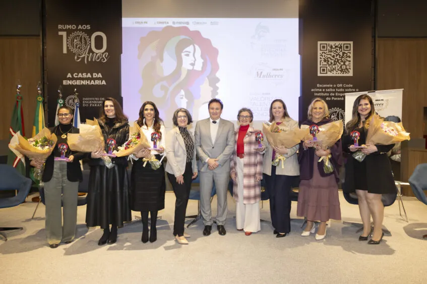 Premiação, organizada pelo Comitê Mulheres do Crea-PR, com apoio da Mútua e CredCrea, reuniu autoridades e convidados das homenageadas, em um momento de reconhecimento profissional. Foto: CREA-PR