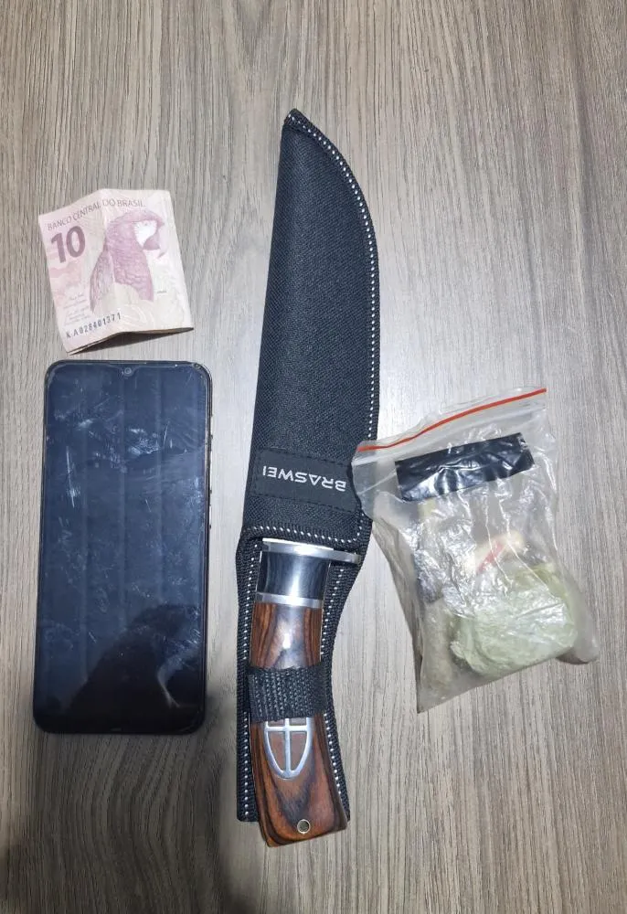 Policiais encontraram porções de maconha e cocaína com o homem, além de itens utilizados para o tráfico de drogas. Foto: 2º BPM