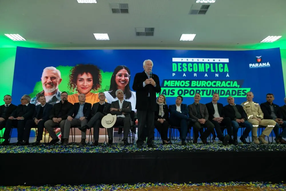 O governador em exercício Darci Piana oficializou nesta segunda-feira (14), em evento do Descomplica Paraná, no Palácio Iguaçu, a alteração do Decreto de Baixo Risco. Foto: Roberto Dziura Jr/AEN