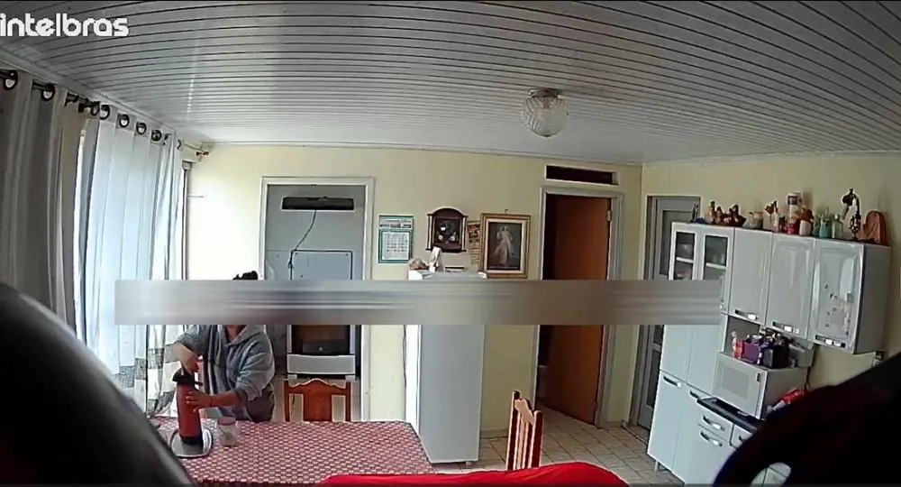 O caso veio à tona após uma denúncia feita por Lenice Aparecida Barbosa, filha do dono da casa, Miguel Barbosa, de 75 anos. Vídeo cedido pela denunciante.