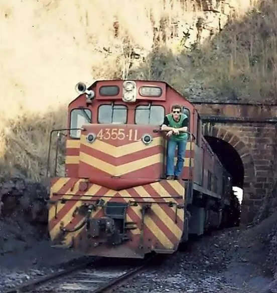 Último trem a passar pelo viaduto de Conselheiro Zacarias em 2002 - Foto: Divulgação.