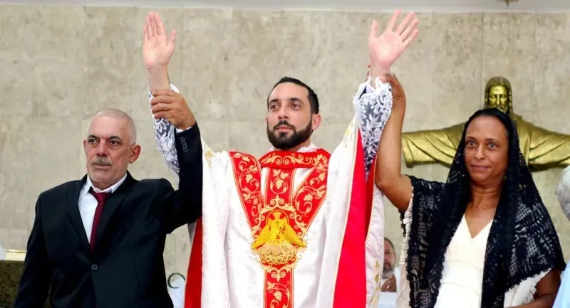 Padre Leandro Malaquias foi entubado e possivelmente passará por uma cirurgia nesta sexta-feira (25). Foto: Reprodução/Internet