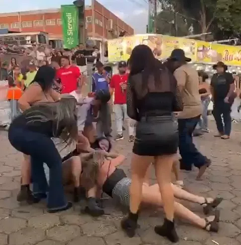 Durante todo o tempo da gravação, não é possível identificar a presença de nenhum agente de segurança atuando para conter o conflito. Foto Reprodução Vídeo Viral