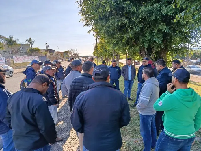 Greve chegou ao fim após o prefeito afirmar que irá reavaliar o piso salarial dos servidores. Foto: Reprodução/Folha Paranaense