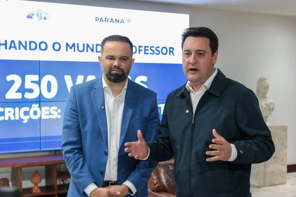 Governador Ratinho Junior ao lado do secretário Roni Miranda. Foto: Geraldo Bubniak/AEN