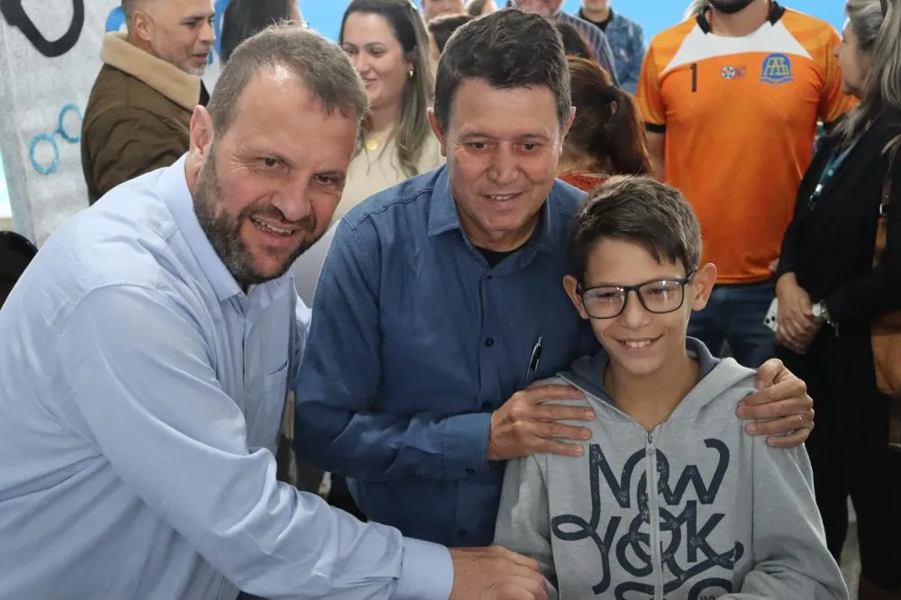 Rogério Carboni ao lado do prefeito Calé Vidal e de um estudante de Santana do Itararé. Foto: Divulgação