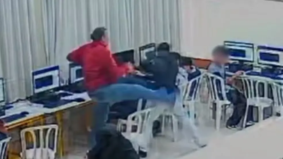 Professor é filmado agredindo aluno com chutes e empurrões dentro de sala de aula, em Ponta Grossa — Foto: Reprodução