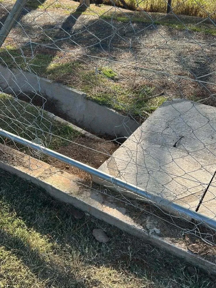 Foram registradas invasões e danos às instalações do local, incluindo a destruição das telas de proteção do campo. Foto: Divulgação