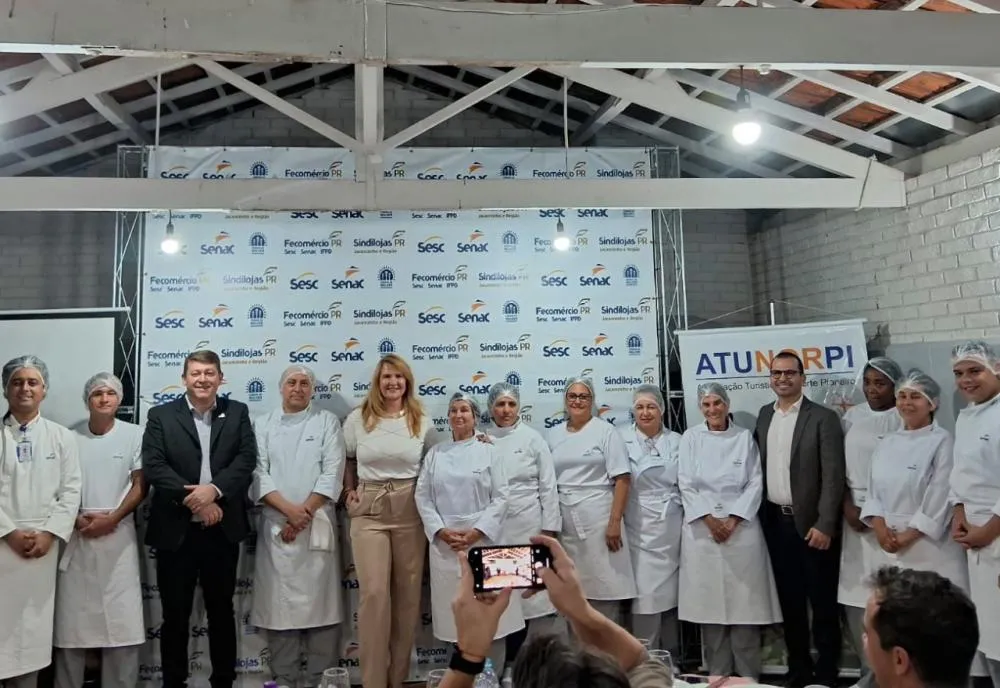 A primeira turma, iniciada em maio, formou 13 alunos após 160 horas de aulas práticas e teóricas no Espaço Gastronômico da entidade. Foto: Assessoria
