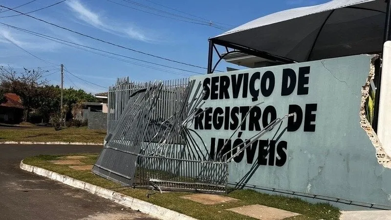 Cartório foi destruído na noite da sexta-feira (22), após o empresário se revoltar com a demora do processo. Foto: Divulgação