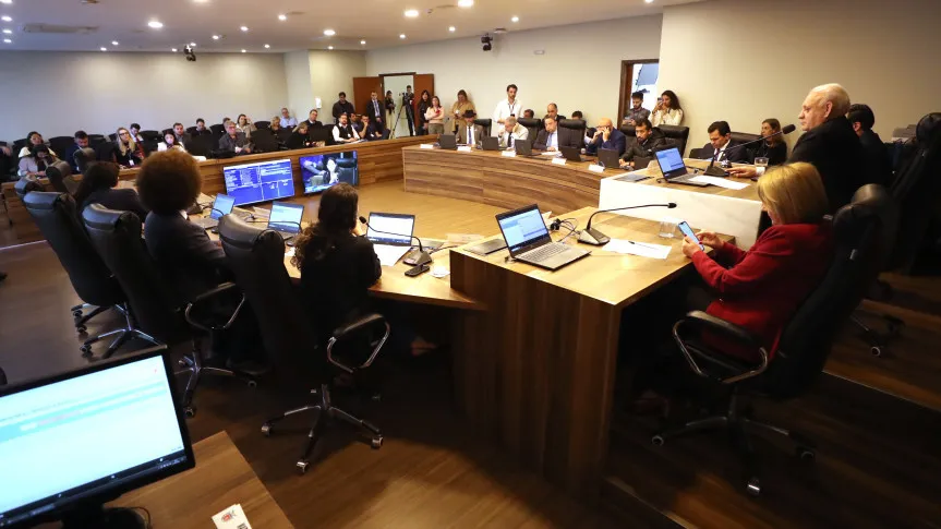 Reunião extraordinária ocorreu no final da tarde desta segunda-feira (1º), no Auditório Legislativo. Foto: Valdir Amaral/Alep