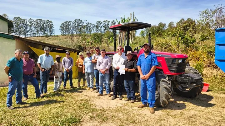 Trator e equipamentos foram entregues pelo prefeito Irani Barros nesta quarta-feira (03). Foto: Divulgação