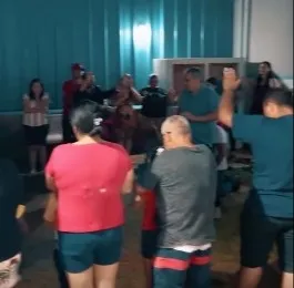 Moradores se reuniram no Hospital Regional para orar por Anna Lívia. Foto: Divulgação