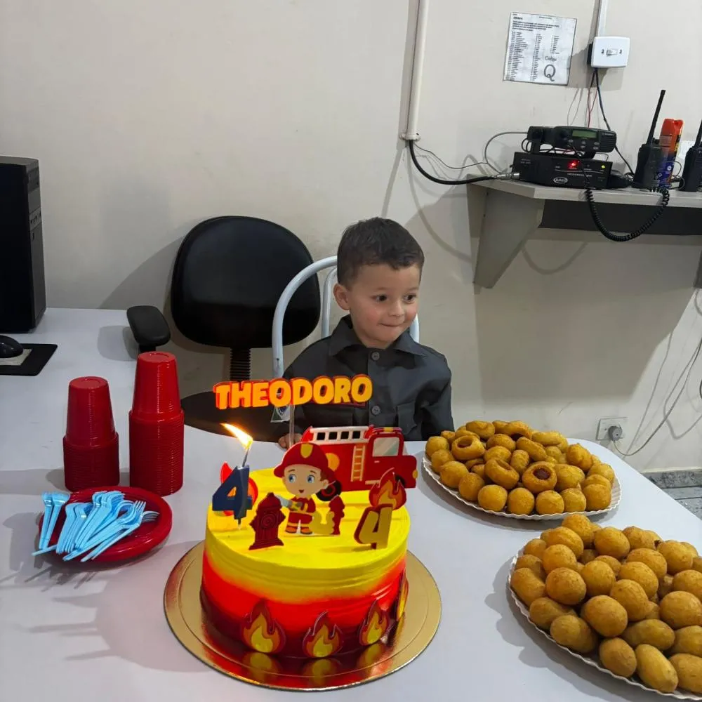 Theodoro comemorou ao lado dos bombeiros de Siqueira Campos, onde teve um dia especial. Foto: Divulgação