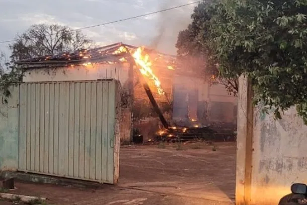 Incêndio resultou na perda quase total do prédio. Foto: Divulgação