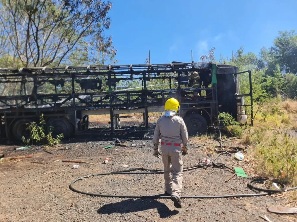 Veículo ficou completamente destruído após o incêndio. Foto: Divulgação