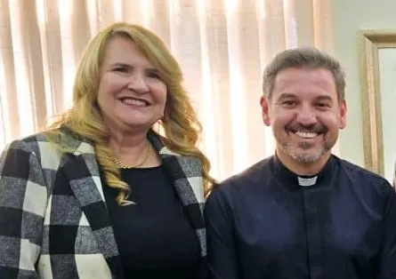 Presidente da Atunorpi, Mara Mello, ao lado do coordenador da Rota do Rosário, Padre Anderson Marchiori. Foto: Assessoria