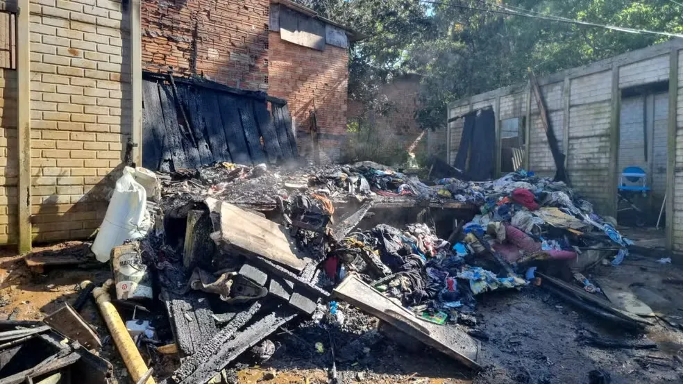 Casa de madeira onde estavam as crianças tem aproximadamente 20m² e ficou completamente destruída. — Foto: Corpo de Bombeiros do Paraná