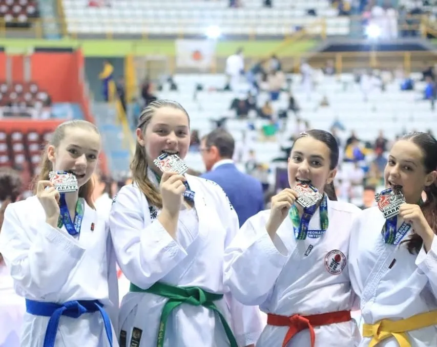 Ao lado de outras representantes do Paraná, Pauline (faixa vermelha) foi vice-campeã do Brasileiro. Foto: Cedida pela Família