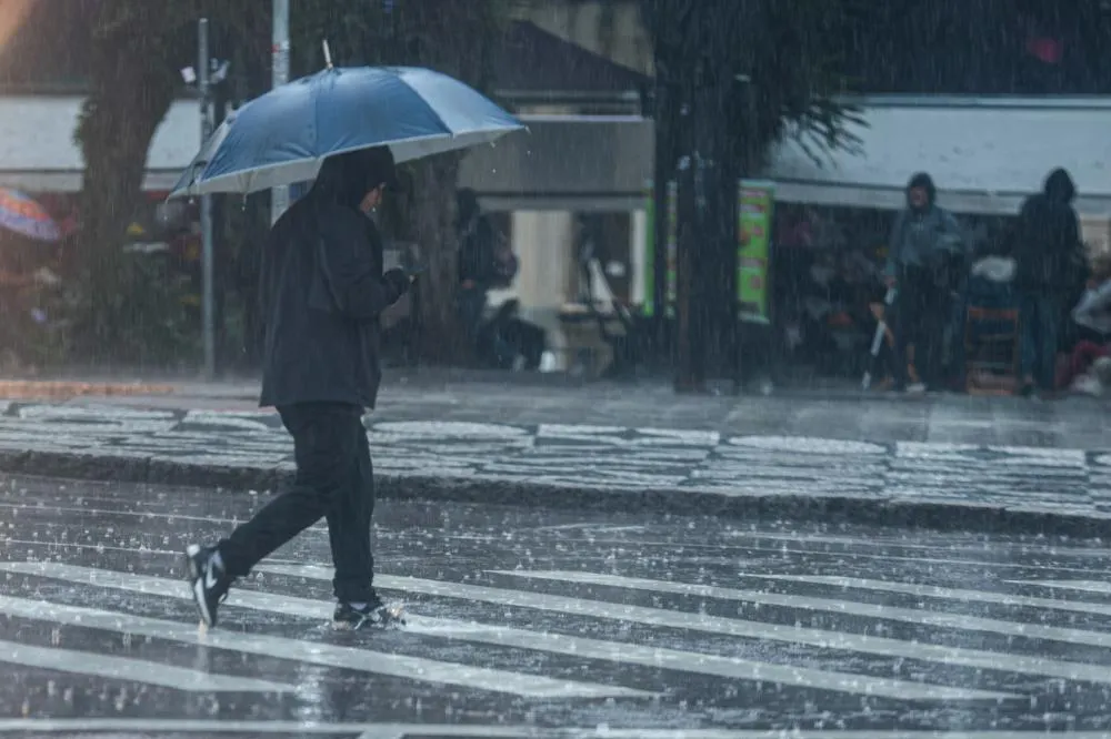 Chuva deve atingir algumas cidades na noite desta segunda-feira (15). Foto: Geraldo Bubniak/AEN