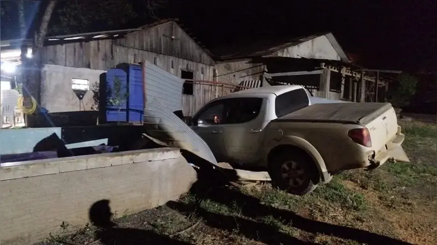 Homem invadiu a casa com a caminhonete. Foto: Atento A Rede