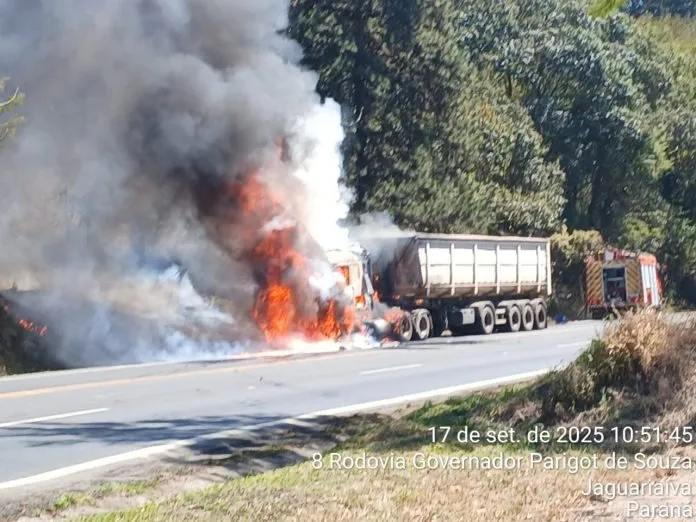  Caminhão pegou fogo na PR-092, entre as cidades de Jaguariaíva e Arapoti. Foto: Divulgação/EPR Litoral Pioneiro