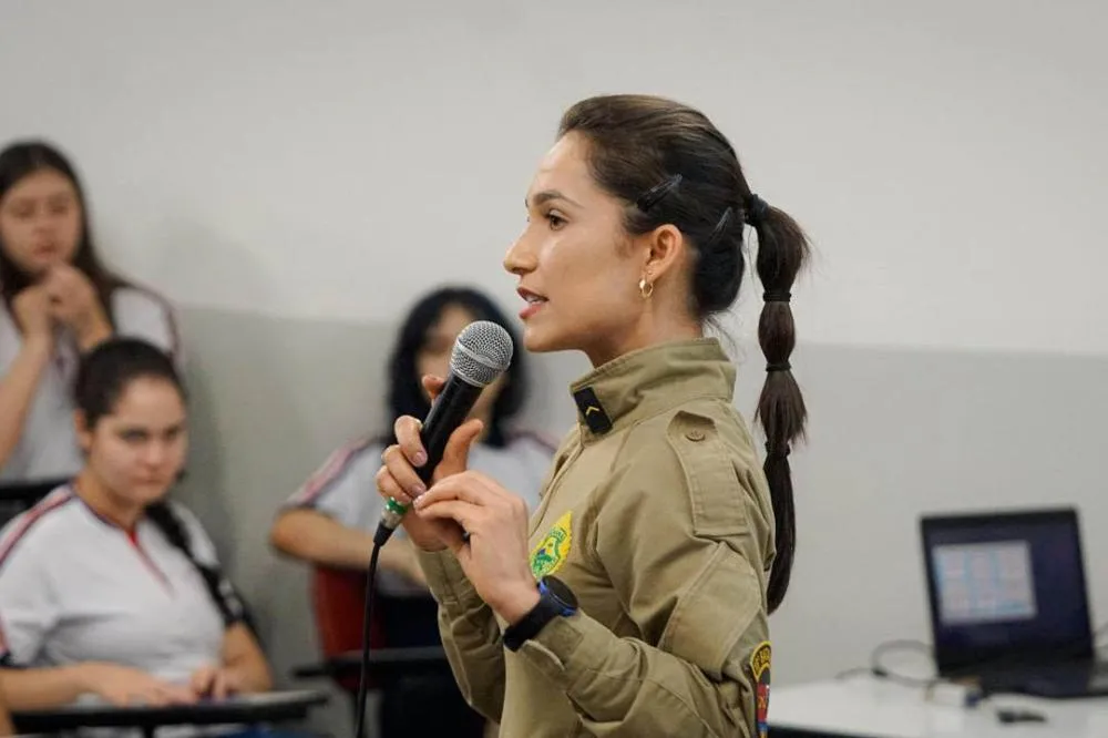 Estudantes da Escola Estadual Ruy Barbosa participaram de uma palestra conduzida pela soldado Dhynes Janayna Silva, da Patrulha Maria da Penha. Foto: SESP