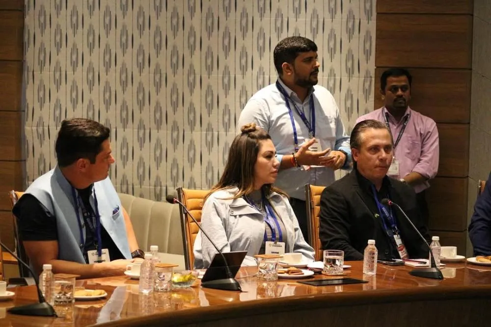 Prefeitos Marcelo Palhares e Dayane Sovinski em reunião com lideranças internacionais. Foto: Divulgação
