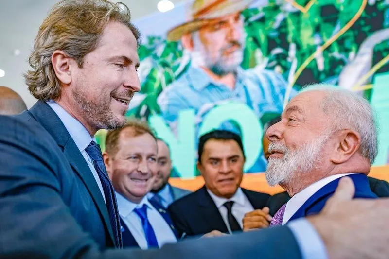 Hoje, o presidente Lula sancionou uma nova lei que passa de 30% para 45% a exigência da compra de alimentos do PNAE“, disse Zeca Dirceu. Foto: Assessoria