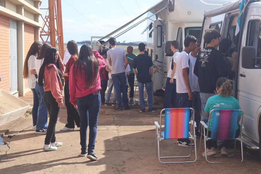 Estudantes e moradores puderam visitar e conhecer os veículos. Foto: Felipe Rodrigues