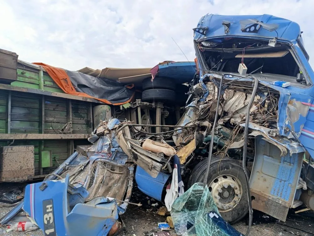 Carretas ficaram destruídas, mas os caminhoneiros saíram ilesos. Foto: Davi Martins/Folha Extra
