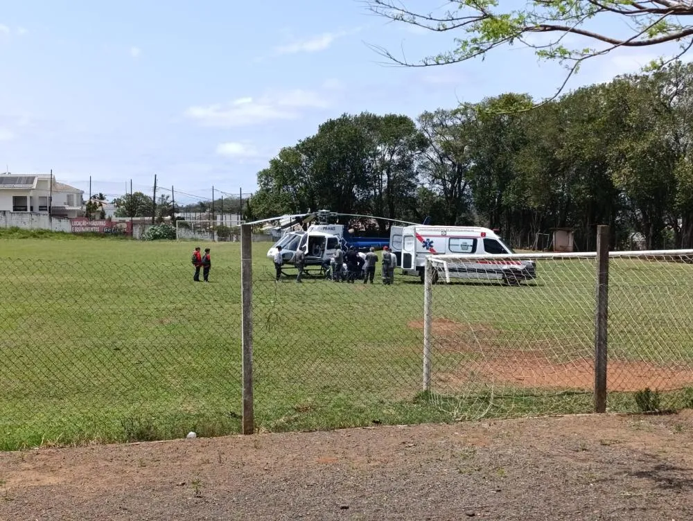 Idoso foi transferido de helicóptero. Foto: Davi Martins/Folha Extra